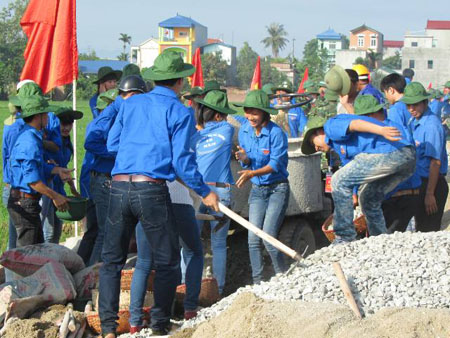 Thanh niên Hà Nội tham gia làm đường giao thông nông thôn.